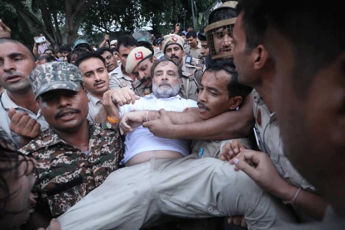 দিল্লিতে রাহুল ও প্রিয়াঙ্কা গান্ধী আ ট ক