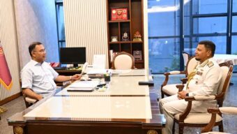 প্রধানমন্ত্রীর সঙ্গে বিদায়ী নৌবাহিনী প্রধানের সাক্ষাৎ