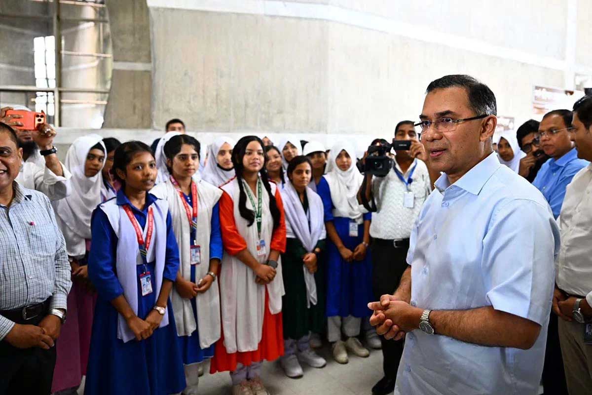 সংসদ অধিবেশন দেখতে আসা শিক্ষার্থীদের সঙ্গে সাক্ষাৎ করেছেন প্রধানমন্ত্রী