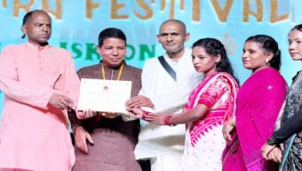রথযাত্রায় চা-বাগানের শিক্ষার্থীদের মধ্যে সনদ বিতরণ
