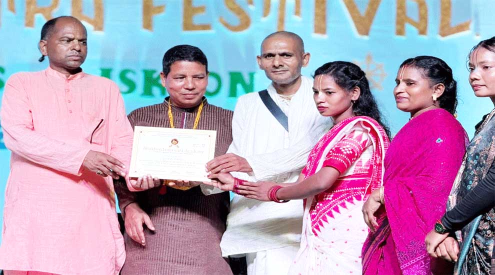 রথযাত্রায় চা-বাগানের শিক্ষার্থীদের মধ্যে সনদ বিতরণ