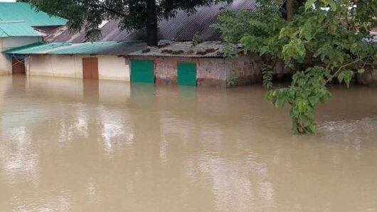 ৭ জেলায় বন্যা : ক্ষতিগ্রস্ত ৬ লাখের বেশি মানুষ, মৃ ত্যু বেড়ে ৫৪