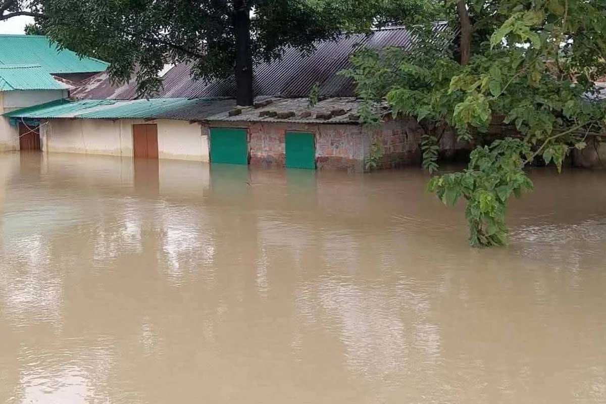 ৭ জেলায় বন্যা : ক্ষতিগ্রস্ত ৬ লাখের বেশি মানুষ, মৃ ত্যু বেড়ে ৫৪