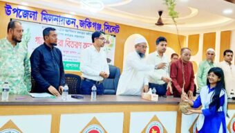 জকিগঞ্জে বিভিন্ন শিক্ষা প্রতিষ্ঠানে গাছের চারা বিতরণ করলেন এমপি মুফতী হাসান