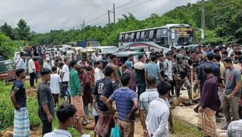জৈন্তাপুরে অ বৈ ধ পাথরবোঝাই ট্রাক আ ট ক