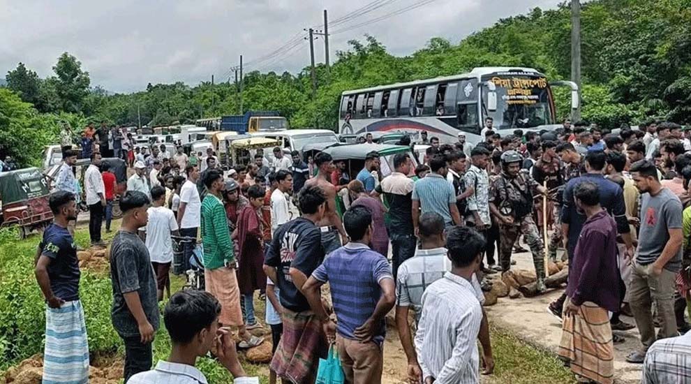 জৈন্তাপুরে অ বৈ ধ পাথরবোঝাই ট্রাক আ ট ক