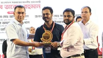 জুলাই স্মৃতি স্মারক তুলে দিলেন প্রধানমন্ত্রী