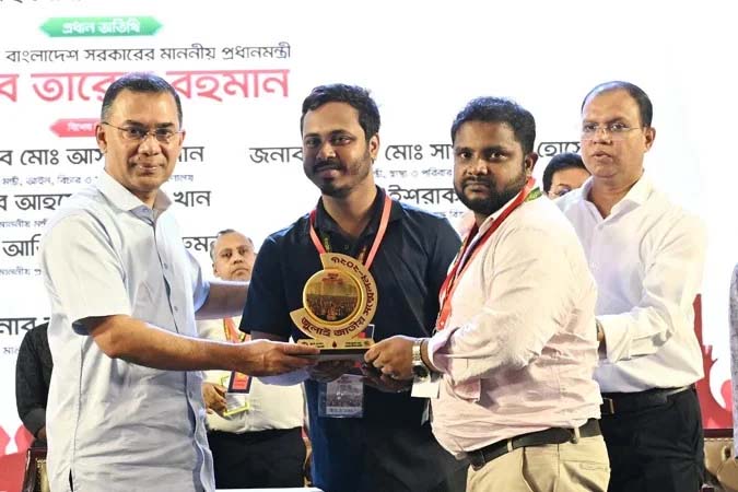 জুলাই স্মৃতি স্মারক তুলে দিলেন প্রধানমন্ত্রী