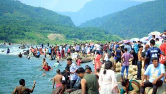 সিলেটের সাদাপাথরে পর্যটক নি খোঁ জ