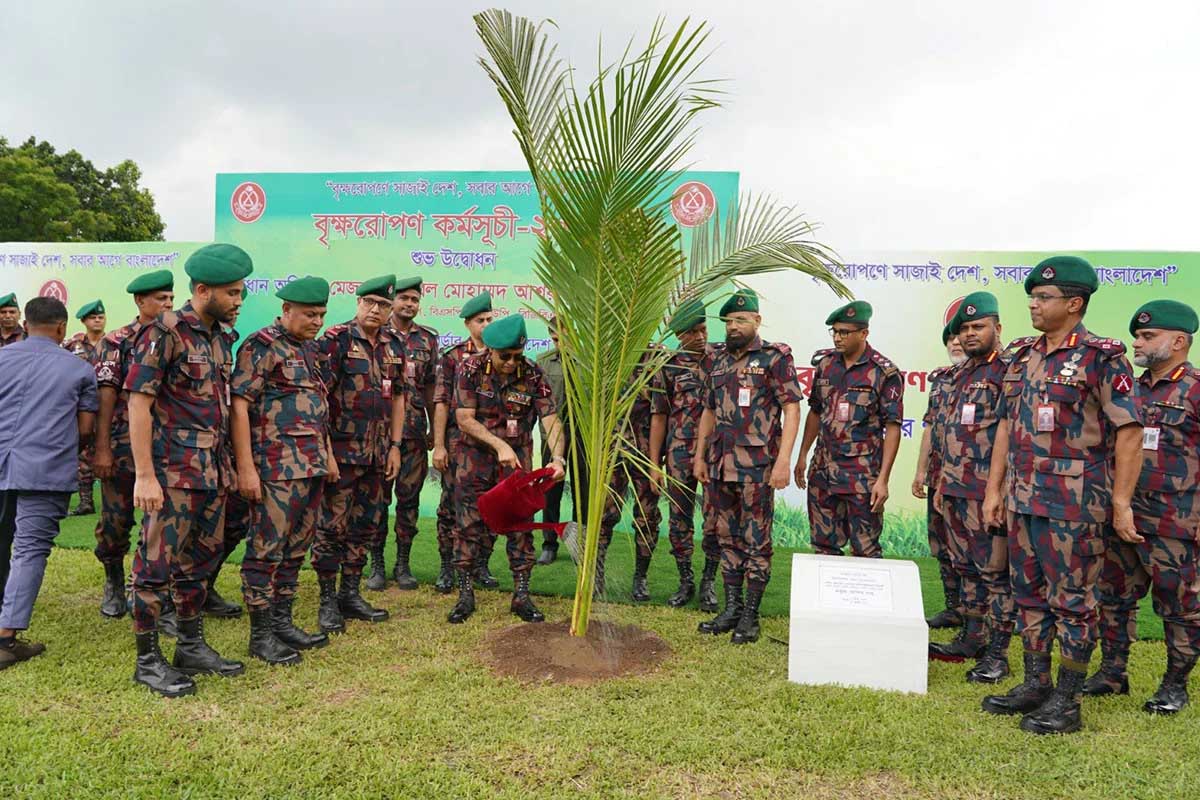 পিলখানায় বৃক্ষরোপণ কর্মসূচির উদ্বোধন বিজিবি মহাপরিচালকের