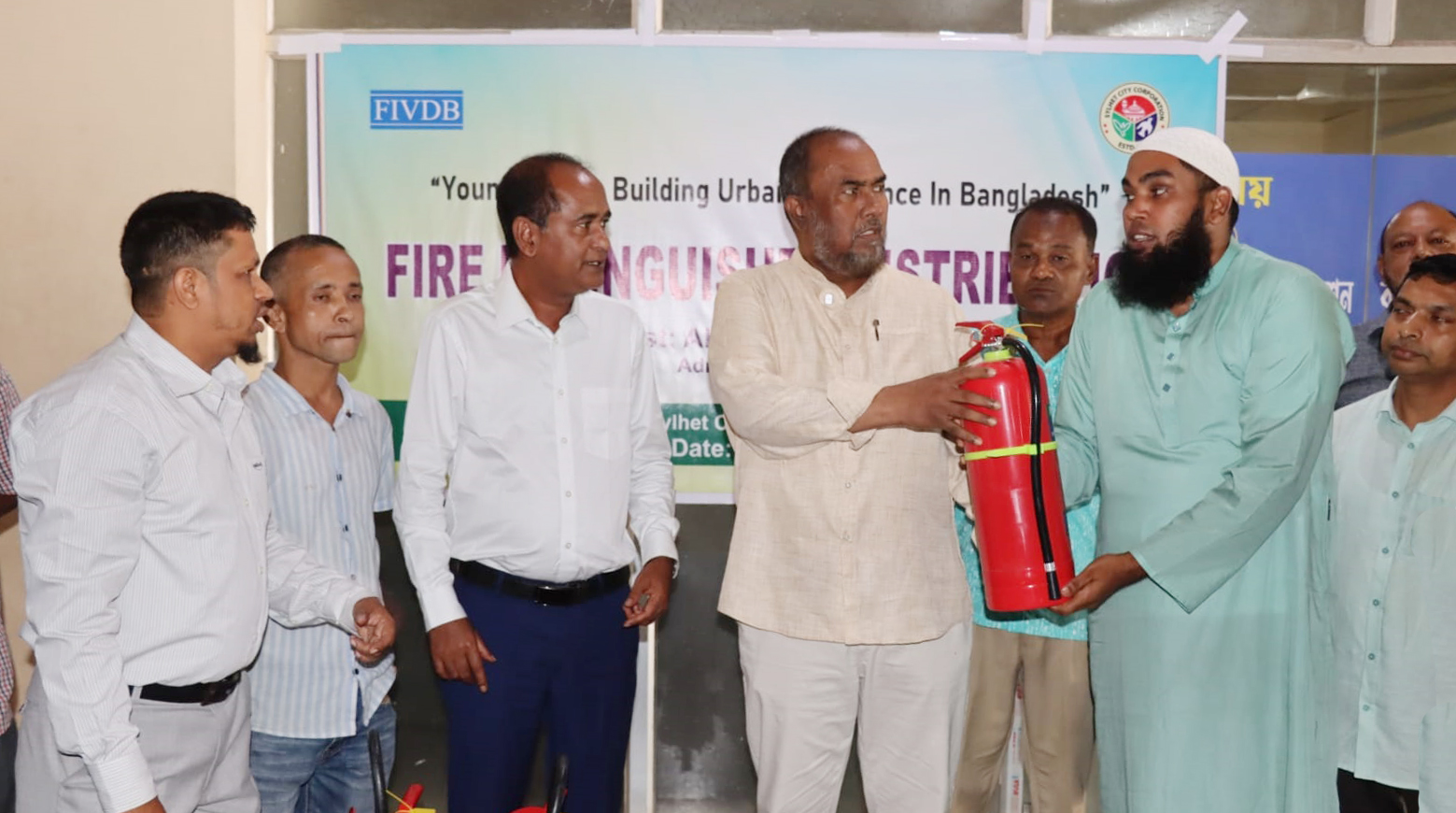 এফআইভিডিবির উদ্যোগ: পাঁচ ওয়ার্ডে অগ্নিনির্বাপক যন্ত্র বিতরণ
