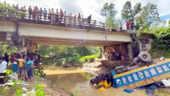 রাজনগরে ব্রিজের রেলিং ভেঙে তেলবাহী ট্রাক ছড়ায়, চালক নি*হ*ত