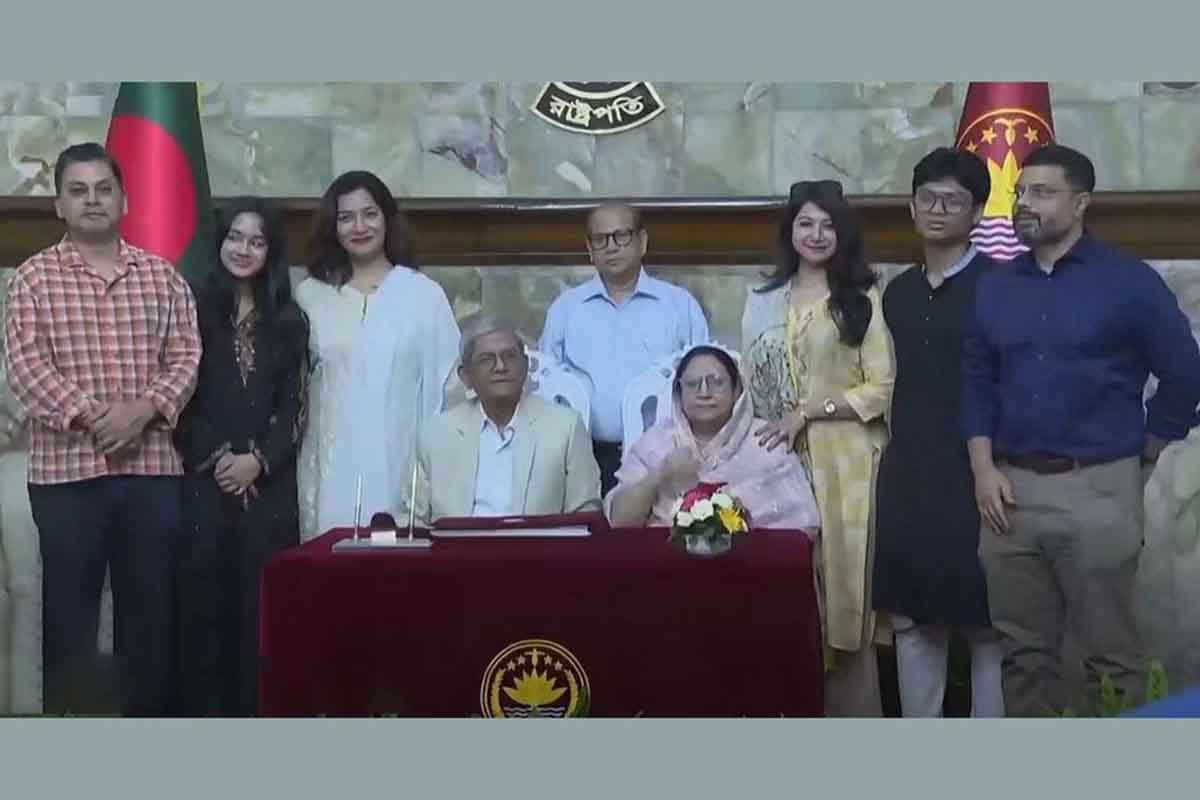 বঙ্গভবনে সপরিবারে নবনির্বাচিত রাষ্ট্রপতি