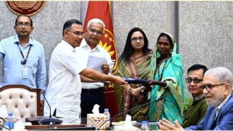 চা-শ্রমিকদের জন্য ২০ হাজার রেইনকোট বিতরণ কার্যক্রমের উদ্বোধন করলেন প্রধানমন্ত্রী