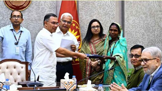 চা-শ্রমিকদের জন্য ২০ হাজার রেইনকোট বিতরণ কার্যক্রমের উদ্বোধন করলেন প্রধানমন্ত্রী