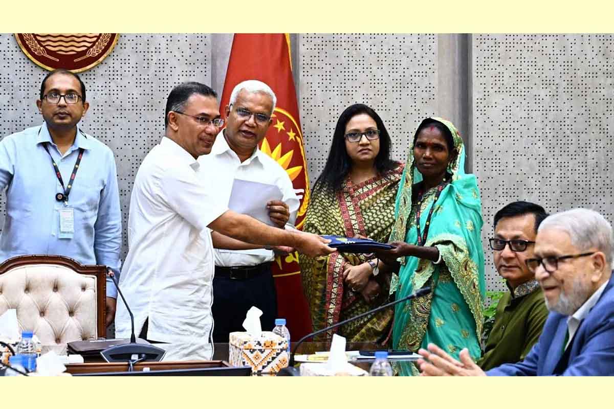 চা-শ্রমিকদের জন্য ২০ হাজার রেইনকোট বিতরণ কার্যক্রমের উদ্বোধন করলেন প্রধানমন্ত্রী
