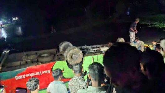 সুনামগঞ্জে বাস খাদে পড়ে প্রাণ গেল নারীর, আ*হ*ত ২০