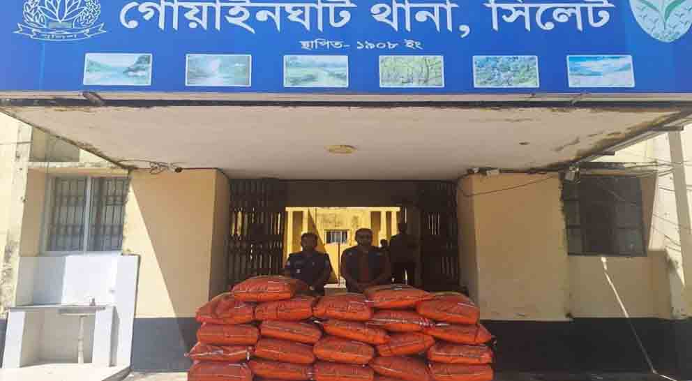 সিলেটে নৌকা থামিয়ে যা পেল পুলিশ