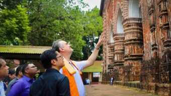 কান্তজিউ মন্দির পরিদর্শনে মার্কিন রাষ্ট্রদূত