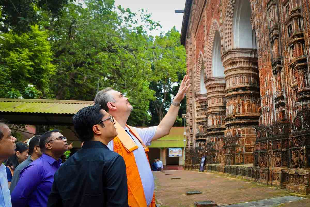 কান্তজিউ মন্দির পরিদর্শনে মার্কিন রাষ্ট্রদূত