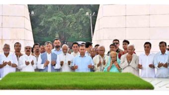জিয়াউর রহমান ও খালেদা জিয়ার কবরে প্রধানমন্ত্রীর শ্রদ্ধা