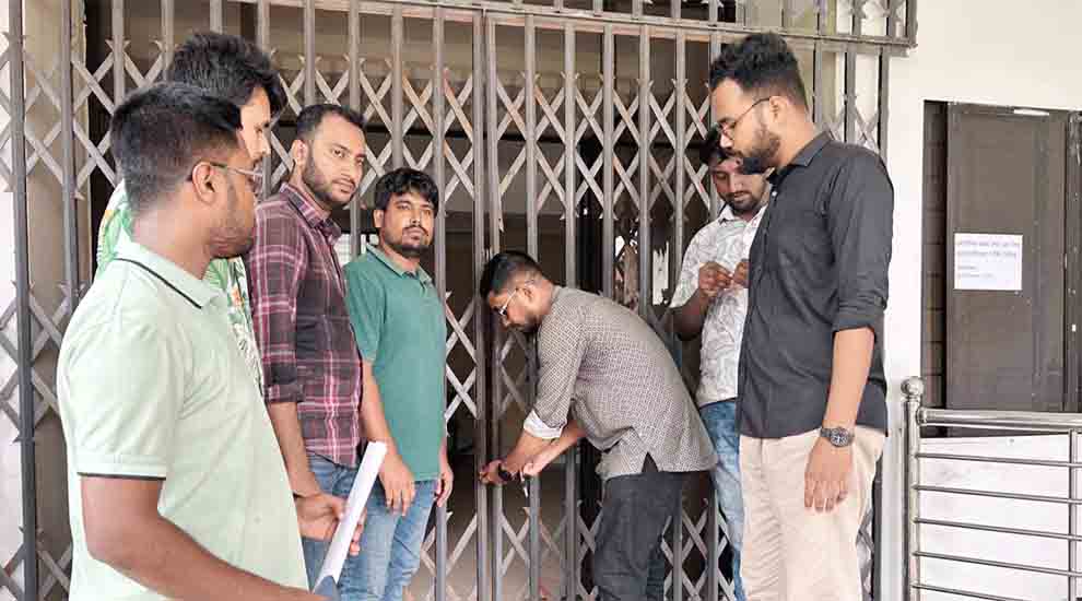 সিকৃবিতে প্রশাসন ভবনের গেটে তালা, ভিসির পদত্যাগের দাবি