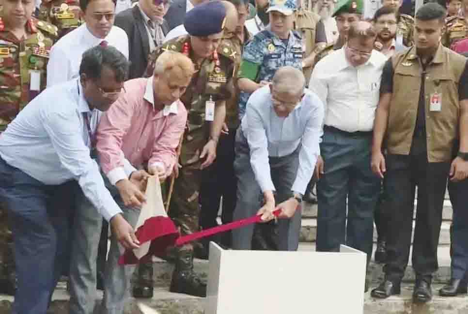 বঙ্গভবনের সিংহ পুকুরে মাছের পোনা অবমুক্ত করলেন রাষ্ট্রপতি