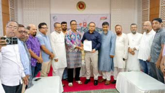 খেলার মাঠে মেলা বন্ধের দাবিতে দোকান মালিক সমিতি ও সিলেট জেলা ব্যবসায়ী ঐক্যকল্যাণ পরিষেদর স্মারকলিপি