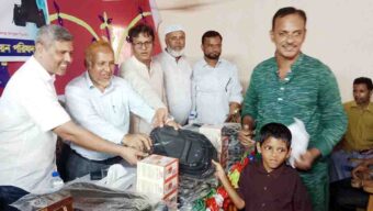 কমলগঞ্জে স্কুল ব্যাগ ও টিফিন বক্স বিতরণ