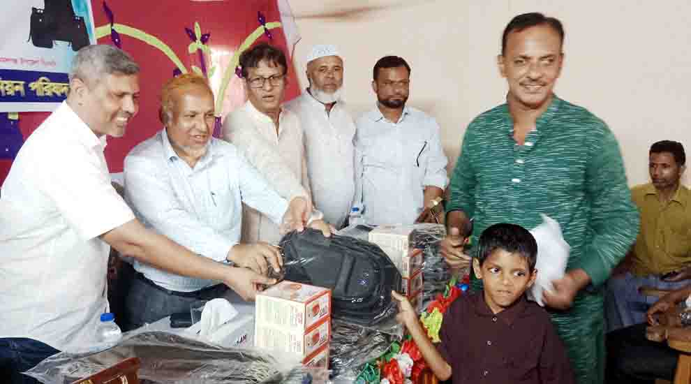 কমলগঞ্জে স্কুল ব্যাগ ও টিফিন বক্স বিতরণ