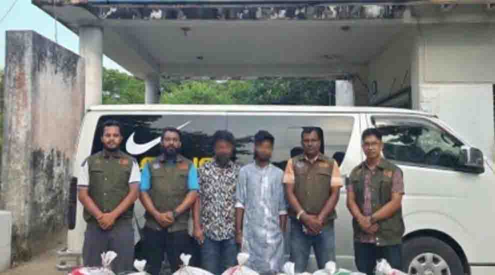 সিলেটে মাইক্রোবাস থামিয়ে যা পেল ডিবি