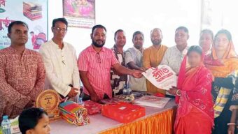 কমলগঞ্জে দুর্গোৎসবে সুবিধাবঞ্চিত ২ শতাধিক মানুষের মাঝে বস্ত্র বিতরণ