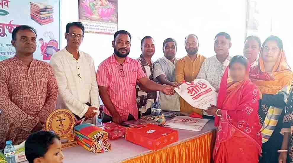 কমলগঞ্জে দুর্গোৎসবে সুবিধাবঞ্চিত ২ শতাধিক মানুষের মাঝে বস্ত্র বিতরণ