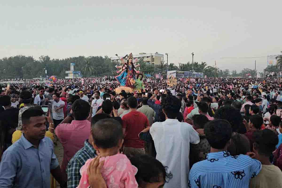 বিসর্জনে বিদায়, লাখো মানুষের ঢল