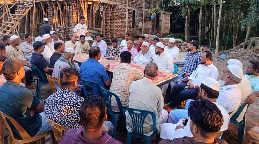 নি*হ*ত যুবদল নেতা বদরুল আলমের স্বজনদের পাশে আব্দুল হাকিম চৌধুরী