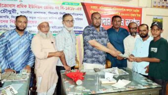 শ্রমিক ইউনিয়নের কল্যাণ তহবিলের অনুদান বিতরণ করে সিসিক প্রশাসক