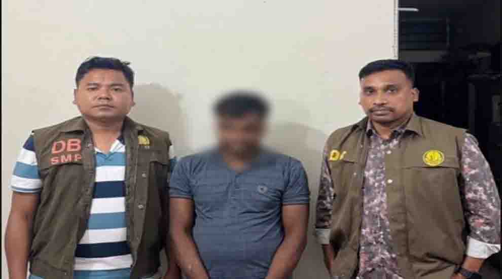 সিলেটে ডিবির হাতে আ ট ক যুবক