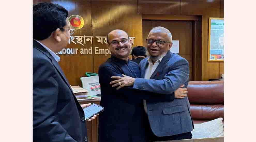 মন্ত্রী আরিফুল হকের সাথে বিএনপি নেতা সাদেকের সাক্ষাৎ