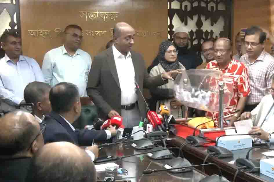প্রথমবারের মতো লটারির মাধ্যমে ১৩১ জন সাবরেজিস্ট্রার বদলি