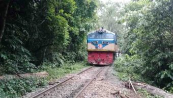 বগির হুক ছিঁড়ে লাউয়াছড়ায় ট্রেন আটকা, ৪ ঘন্টা পর সিলেটের রেল যোগাযোগ স্বাভাবিক