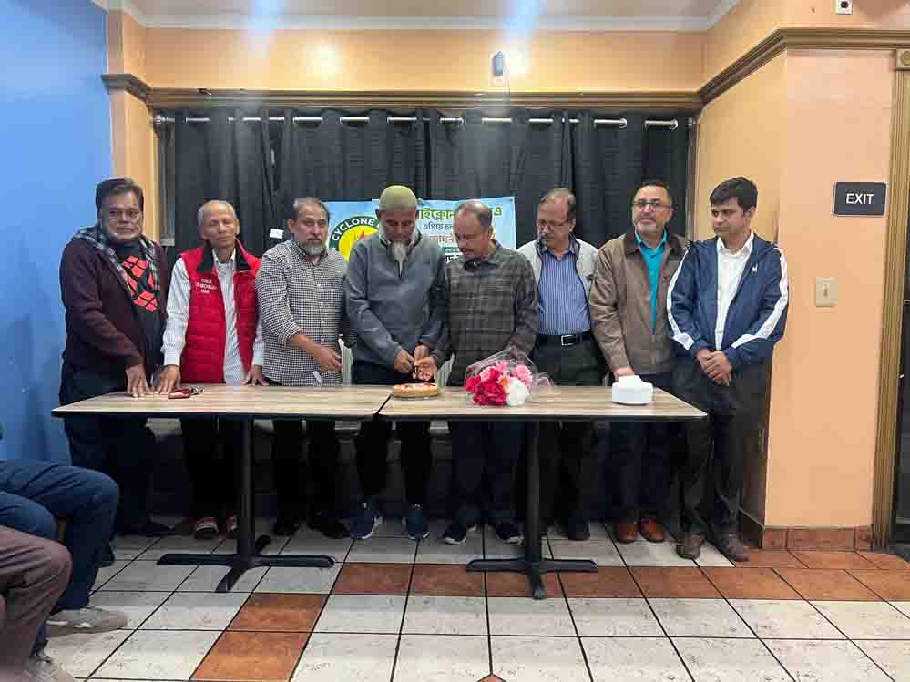 লেখক জাবেদ আহমদ কেক কেটে সাইক্লোন ইউএসএ’র উদ্বোধন করেন